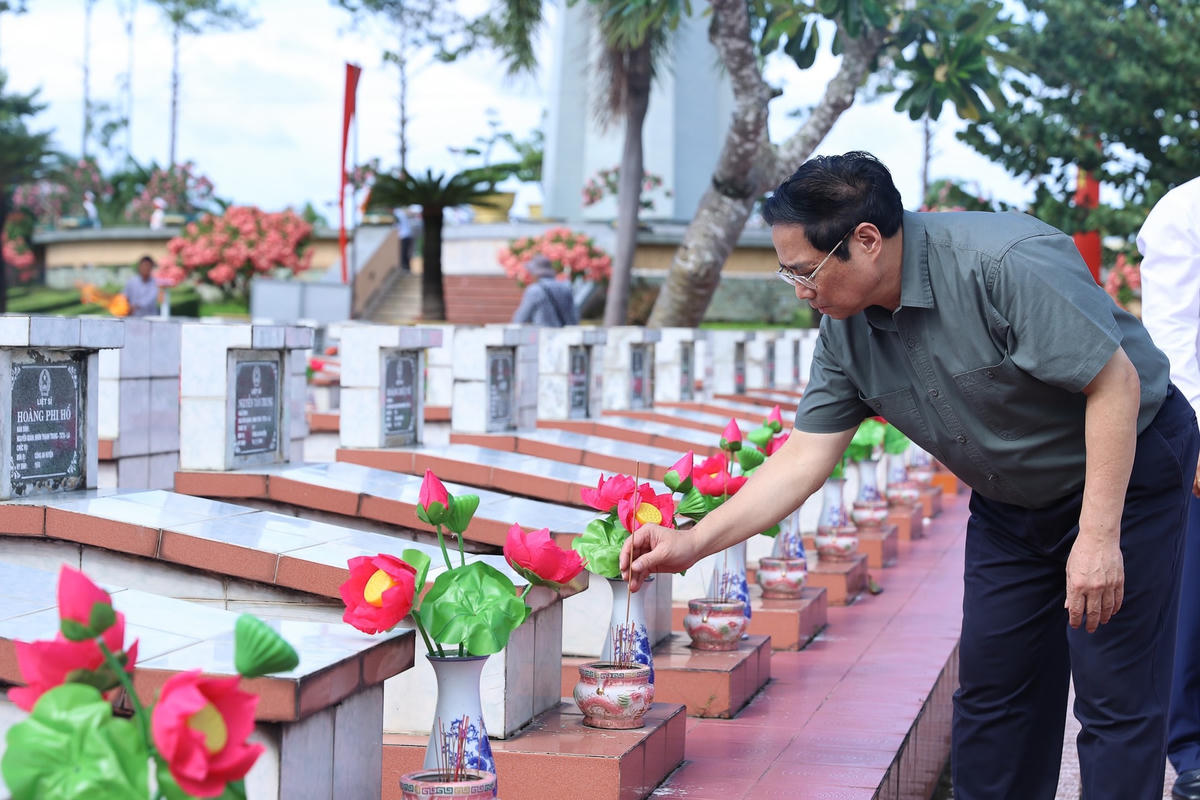 Thủ tướng Phạm Minh Chính thắp hương,tri ân các Anh hùng Liệt sĩ đã hy sinh bảo vệ Tổ quốc. 