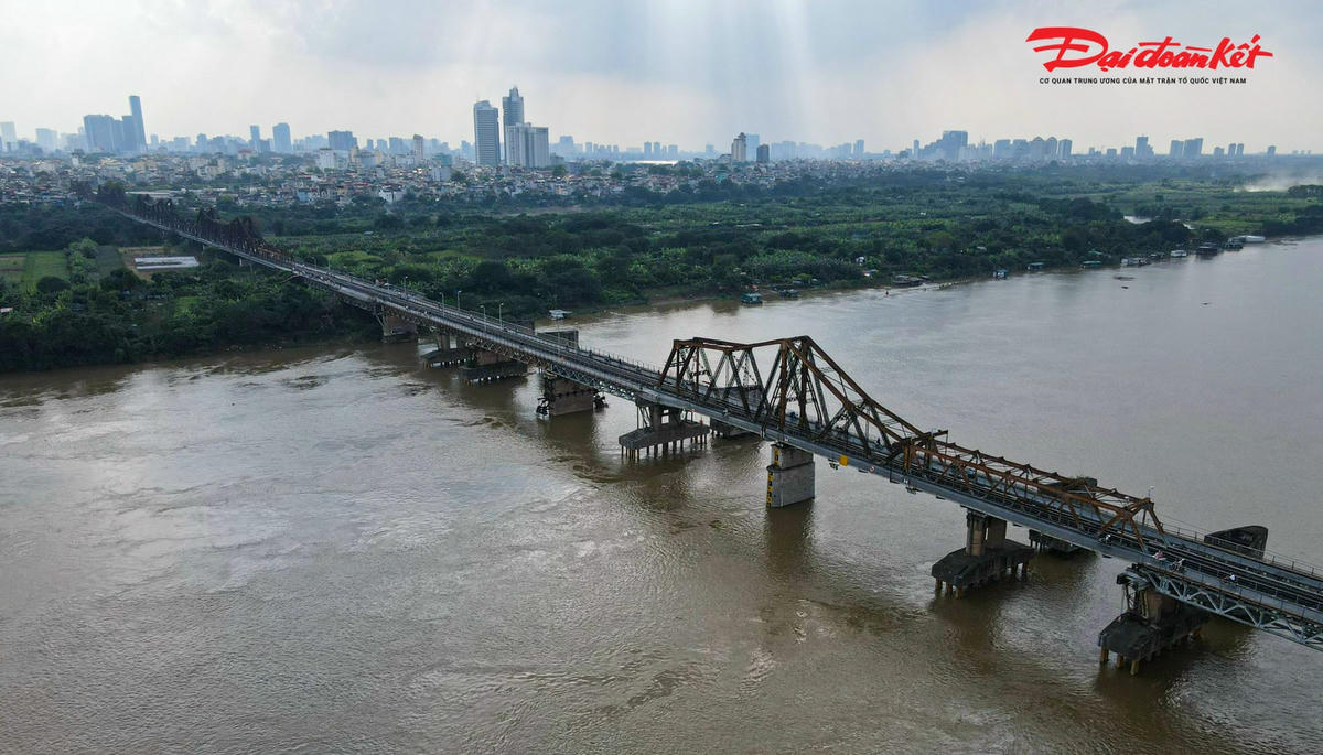 Trải qua 120 năm khai thác, sử dụng, đến nay cây cầu Long Biên đã xuống cấp nghiêm trọng, nhiều vết rỉ sét, chằng chịt ổ gà.