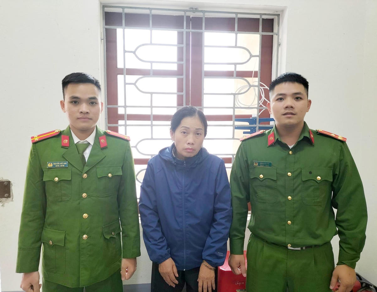 Đối tượng Dương Thị Hạnh bị bắt quả tang khi đang móc túi khách hàng.