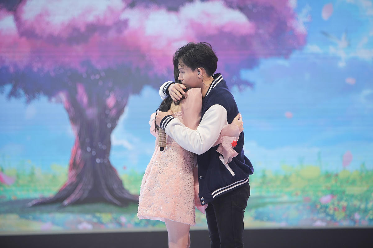 Cả 2 dành cho nhau cái ôm ấm áp trước khi Sing rời đi. Ảnh: Perfect Universe.