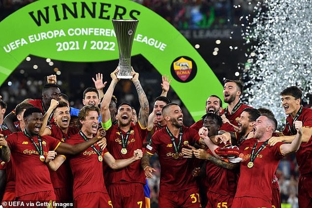 Niềm vui của các cầu thủ AS Roma với chức vô địch Europa Conference League 2022. Ảnh: DailyMail.