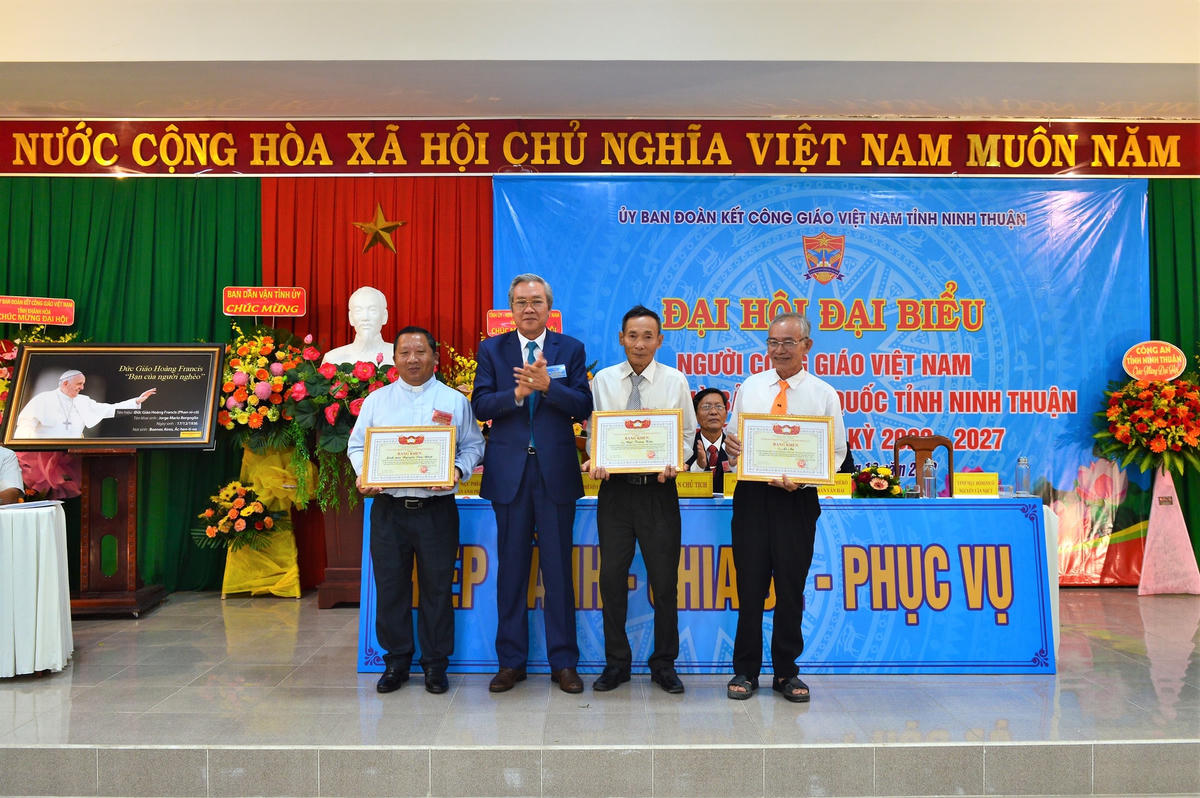 Ông Lê Văn Bình, Chủ tịch Ủy ban MTTQ Việt Nam tỉnh Ninh Thuận,tặng bằng khen cho 4 cá nhân có thành tích  xuất sắc giai đoạn 2017-2022