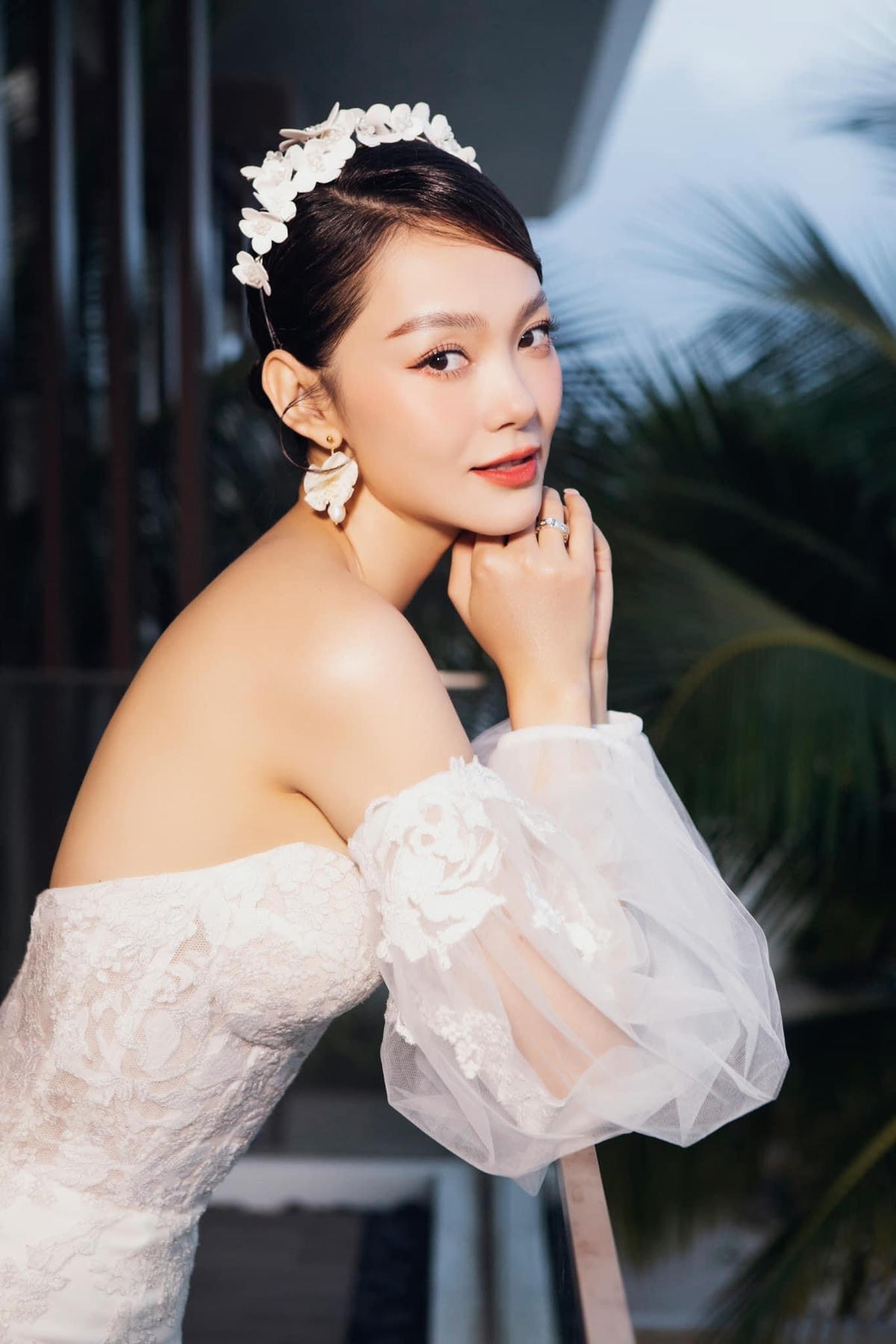 Trước hôn lễ, Minh Hằng từng trải lòng: "Tôi hay nói với anh rằng cảm ơn vì đã lấy hết can đảm yêu một nghệ sĩ. Từ lúc công bố cưới, tên anh không ít lần nằm trong top tìm kiếm của Google. Tôi là nghệ sĩ nhưng anh thì không. Do đó, bảo mật hình ảnh là điều tôi cố gắng dành cho anh".