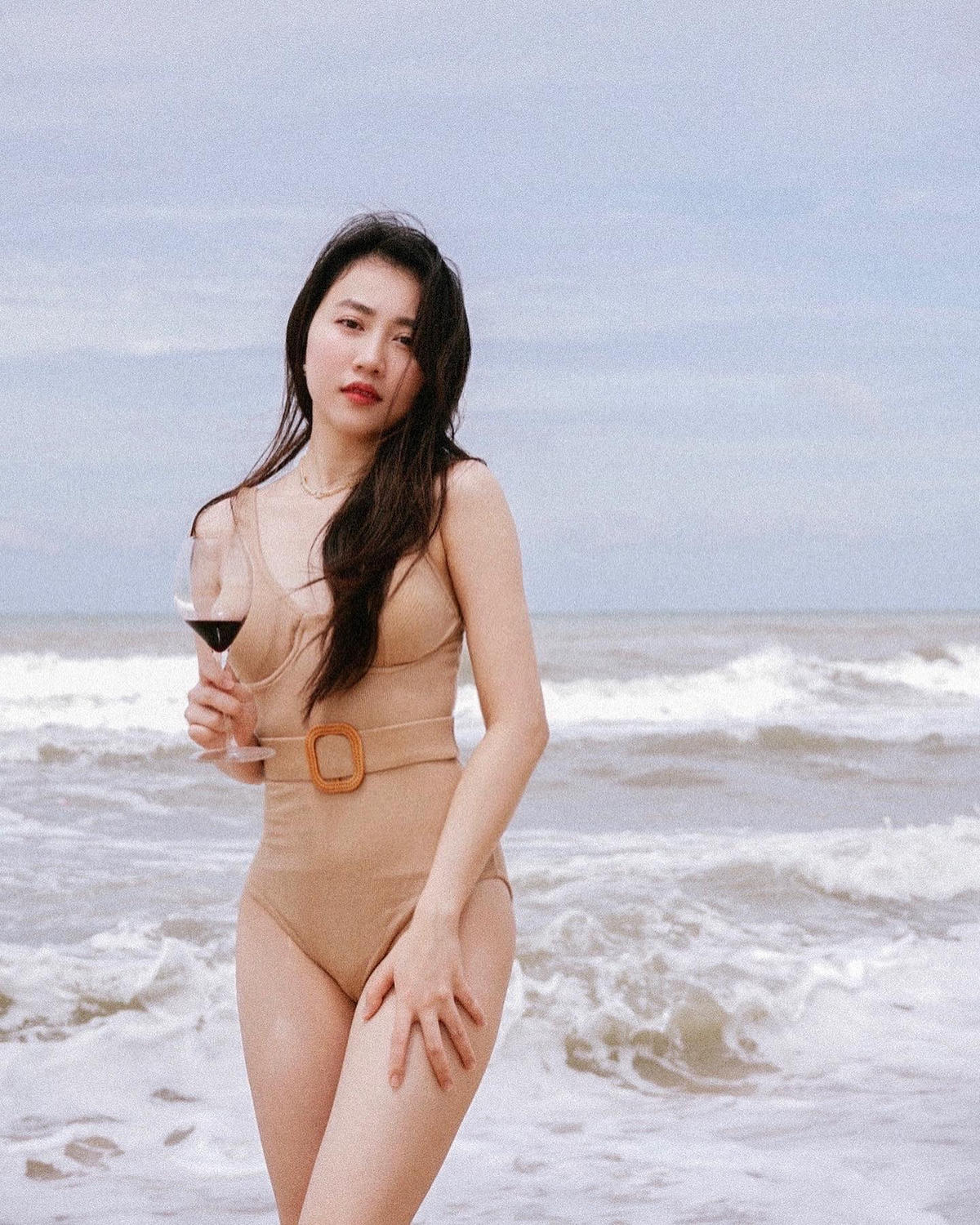 Diễn viên 9X thỉnh thoảng làm mới hình ảnh với những bộ cánh gợi cảm. Nữ chính khờ khạo của "Mẹ rơm" cũng nhiều lần khoe dáng với bikini trong những chuyến du lịch.