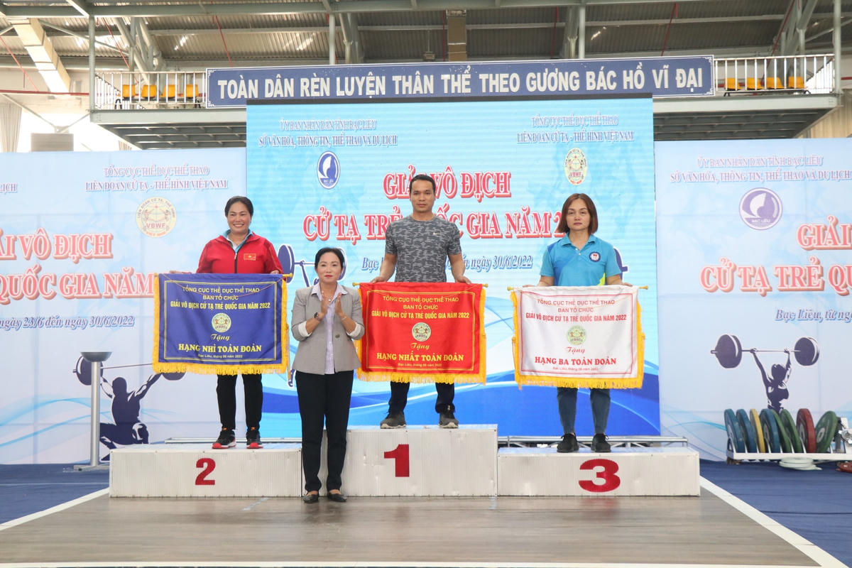 Ban tổ chức trao giải cho các đơn vị và vận động viên tại Giải vô địch Cử tạ trẻ quốc gia năm 2022.