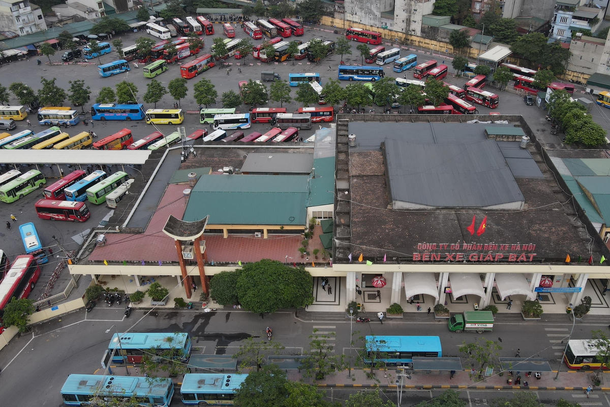 Tương tự, tại bến xe Giáp Bát khu vực xe khách hoạt động của các nhà xe đã nhộn nhịp ngay từ đầu giờ chiều.