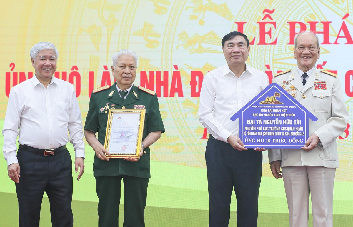 Đại tá Nguyễn Hữu Tài, nguyên Phó Cục trưởng Cục Quân huấn, Bộ Tổng Tham mưu, thay mặt các chiến sĩ trực tiếp tham gia chiến dịch Điện Biên Phủ lịch sử tham gia ủng hộ chương trình.