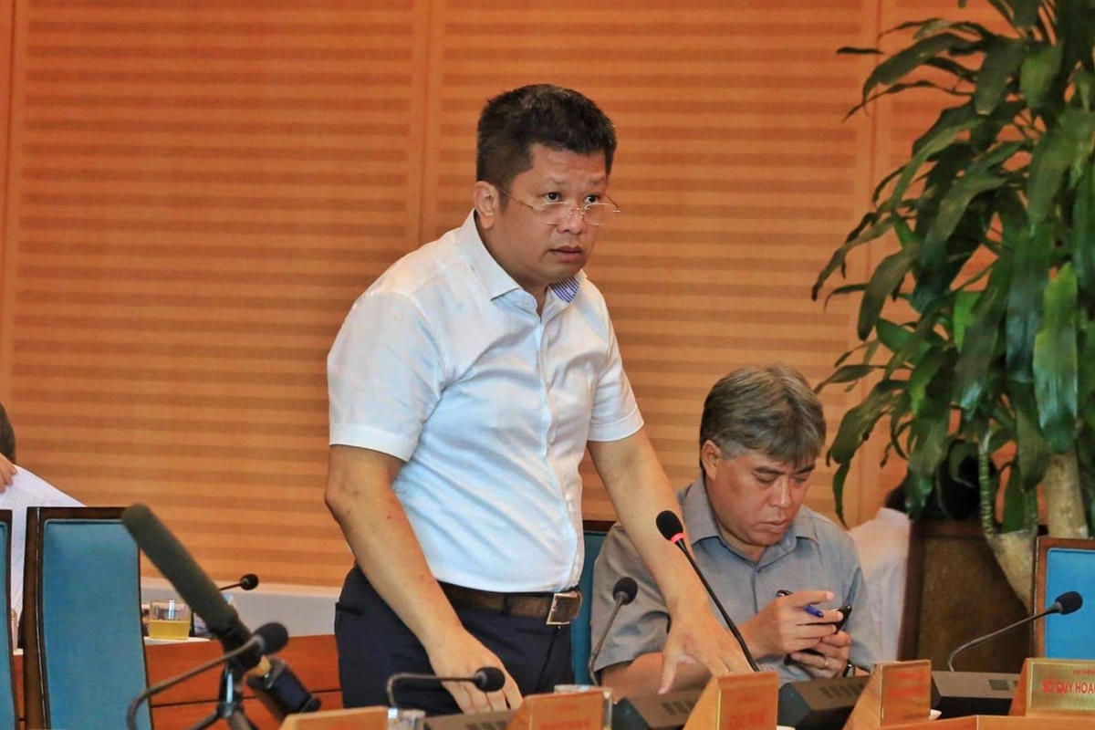 Phó giám đốc Sở GTVT Hà Nội Đỗ Việt Hải trả lời báo chí về cây cầu vòm thép 65 tỷ đồng.