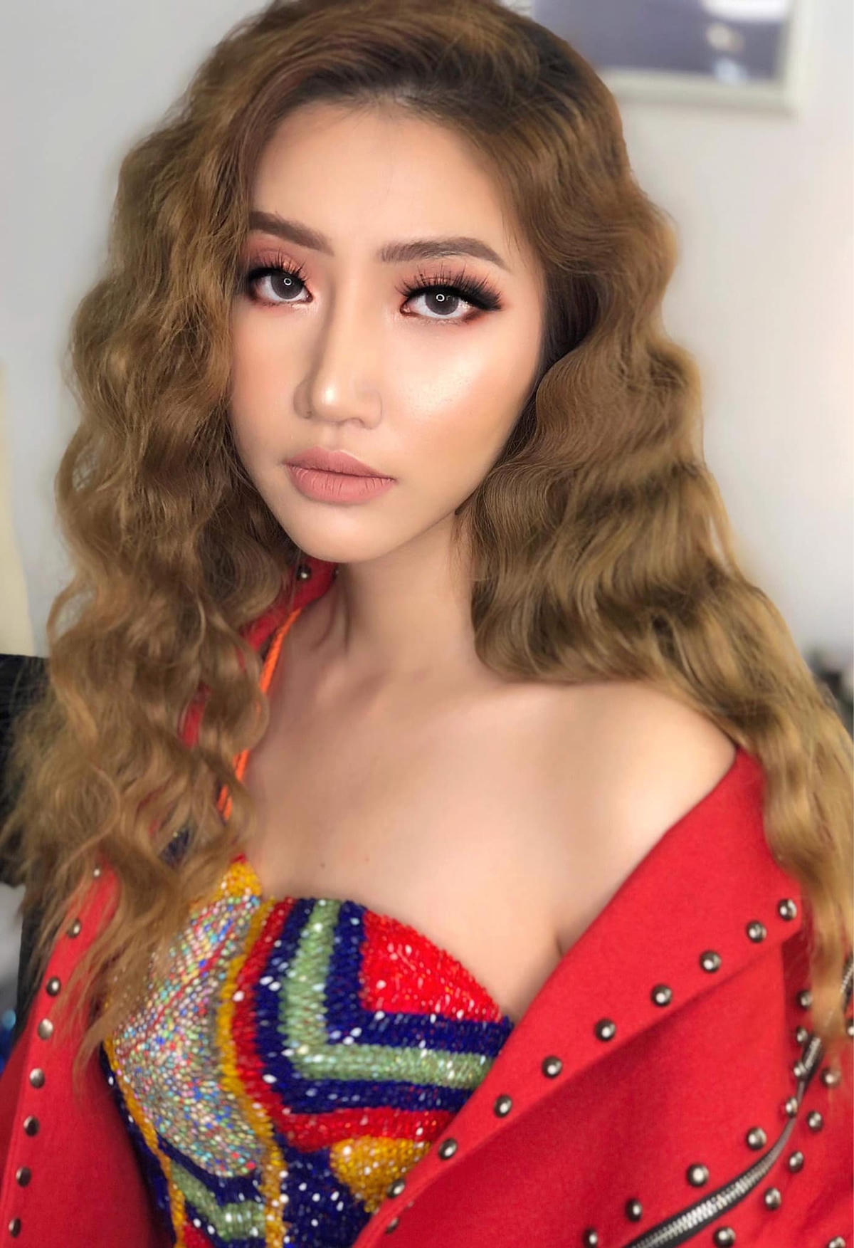 Orange tạo được điểm nhấn của mình với gu âm nhạc trẻ trung cùng ngoại hình bắt mắt.