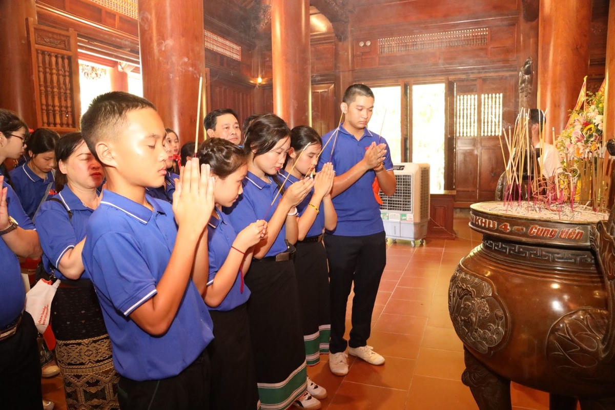 Các học sinh tiêu biểu Trường song ngữ Lào – Việt Nam Nguyễn Du bày tỏ lòng thành kính, biết ơn đến anh linh Chủ tịch Hồ Chí Minh trong lần đầu tiên đặt chân lên quê hương của Người.