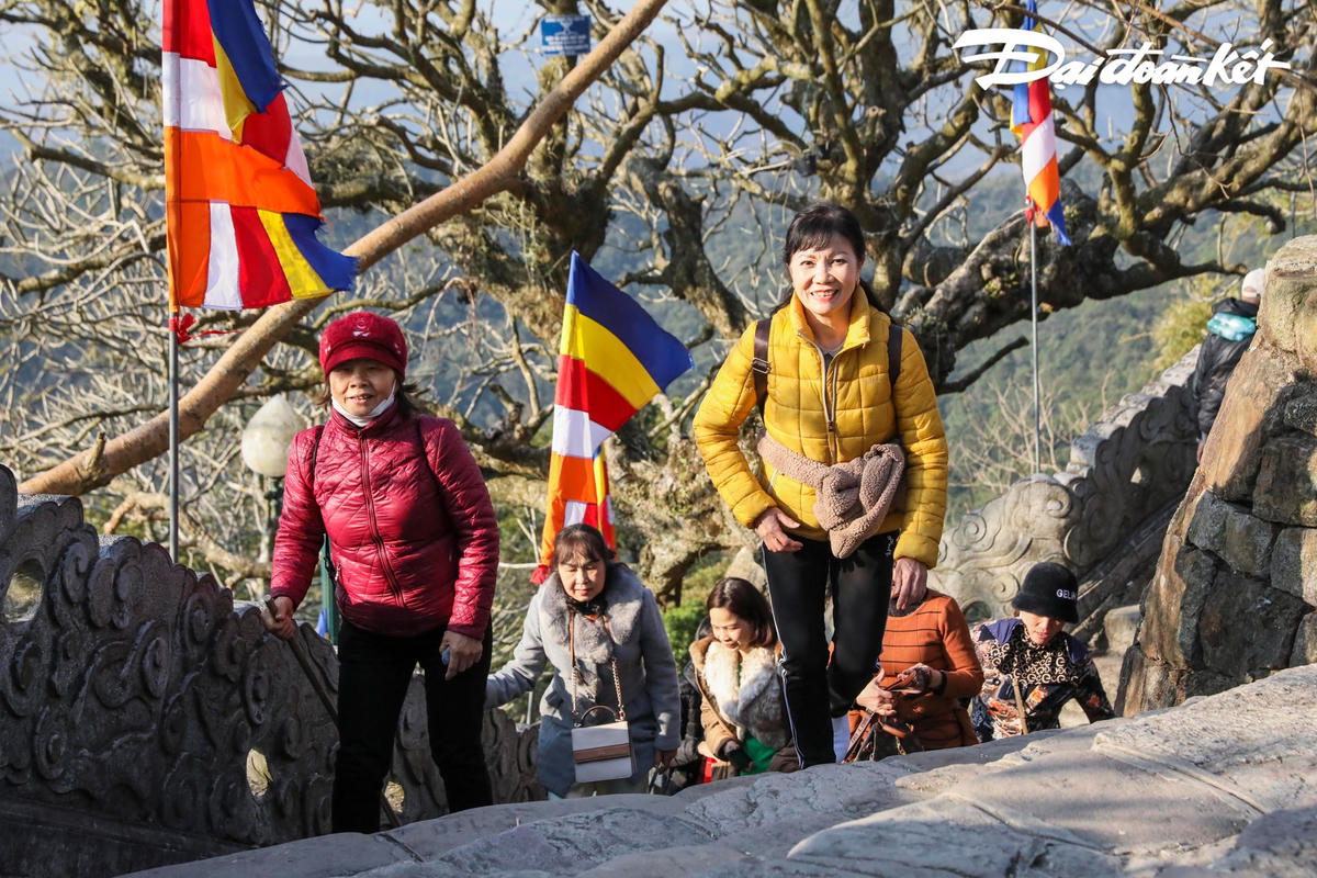 Trong thời tiết nắng xuân đẹp, đông đảo Nhân dân và du khách thập phương hoan hỷ hành hương leo núi Yên Tử.