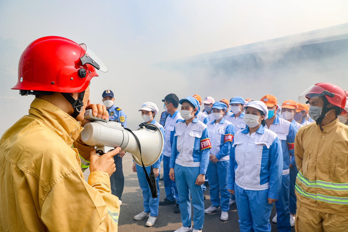 Tuy nhiên, được lực lượng PCCC sử dụng loa trấn an, các nhân viên tại đây đã an tâm.