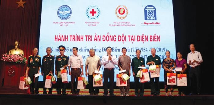 Trao quà tri ân tại Điện Biên - Chương trình Khúc quân hành 2019. Ảnh minh họa. 