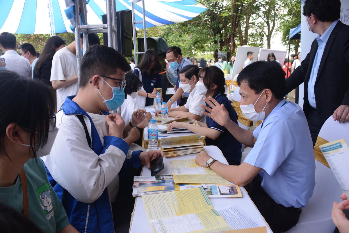 Thí sinh tìm hiểu thông tin tuyển sinh của các trường đại học.
