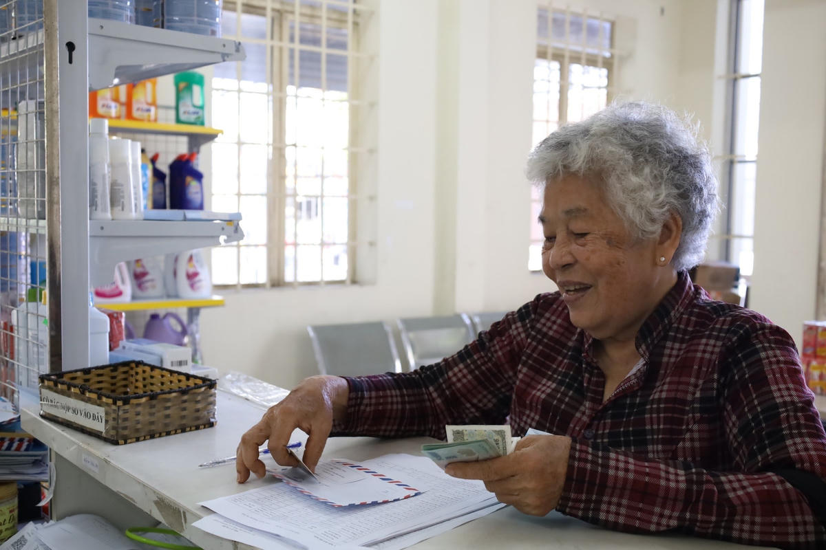 Người dân nhận lương hưu theo mức mới.