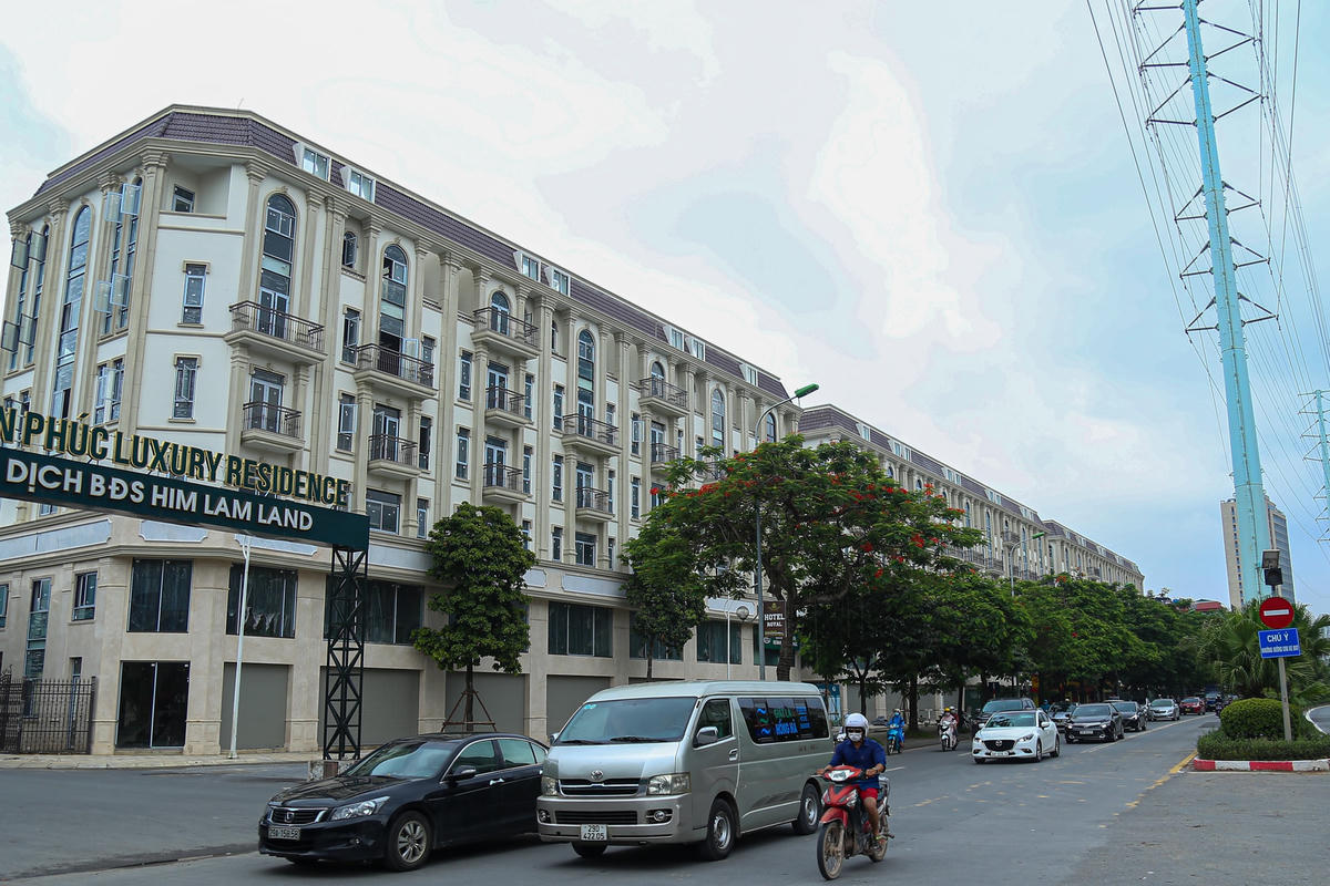 Cách đó không xa, nhiều căn shophouse dự án Him Lam Vạn Phúc Luxury Residence mặt đường Tố Hữu cũng đang treo biển cho thuê nhưng vẫn ế khách.