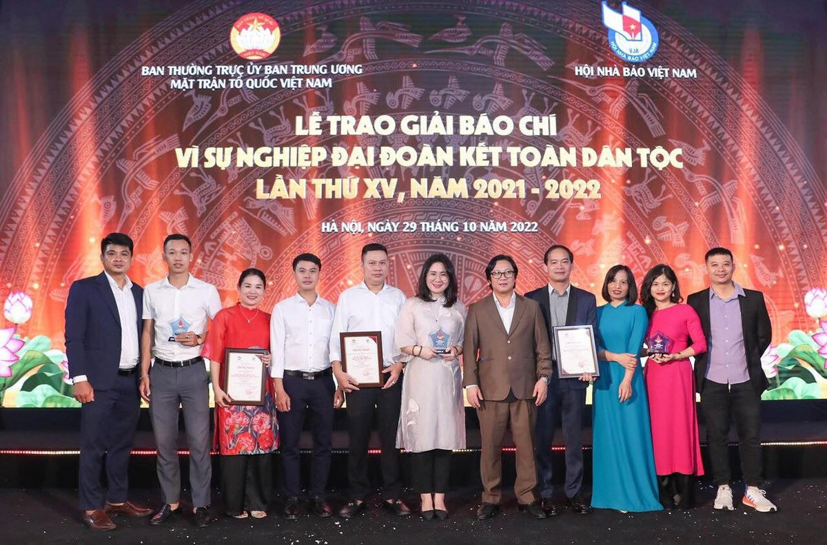 Quyền Tổng Biên tập Báo Đại Đoàn Kết Lê Anh Đạt chúc mừng các tác giả của Báo đạt giải.