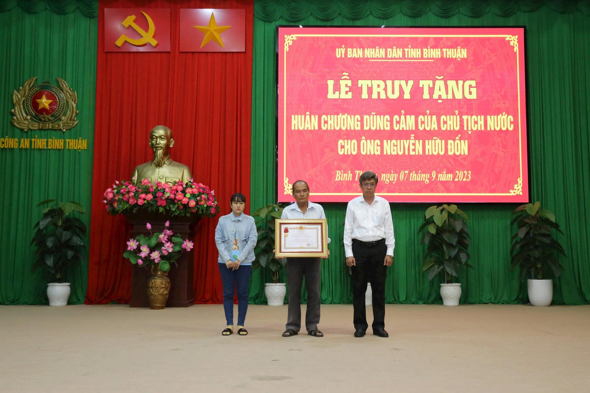 Lãnh đạo tỉnh Bình Thuận, trao Huân chương dũng cảm của Chủ tịch nước, cho gia đình anh Nguyễn Hữu Đốn.