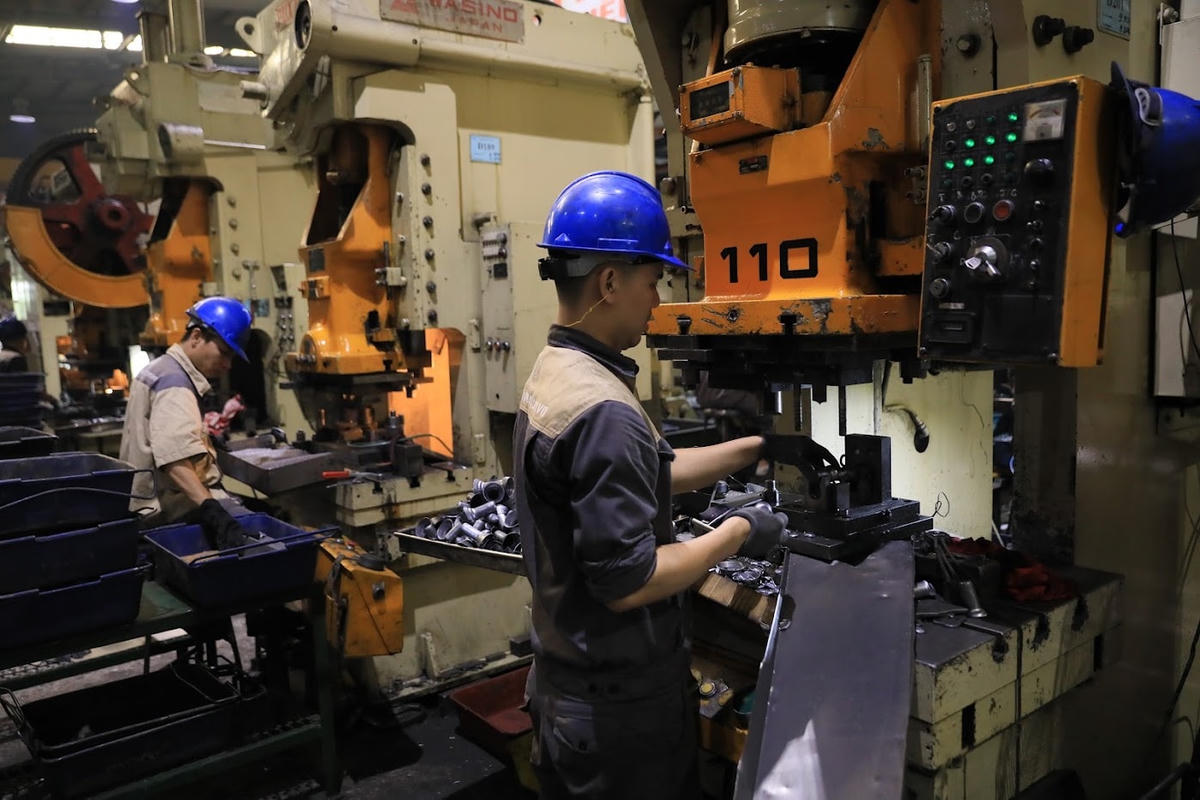 Giảm thuế sẽ giúp doanh nghiệp có thêm động lực để phục hồi. Ảnh: Quang Vinh.
