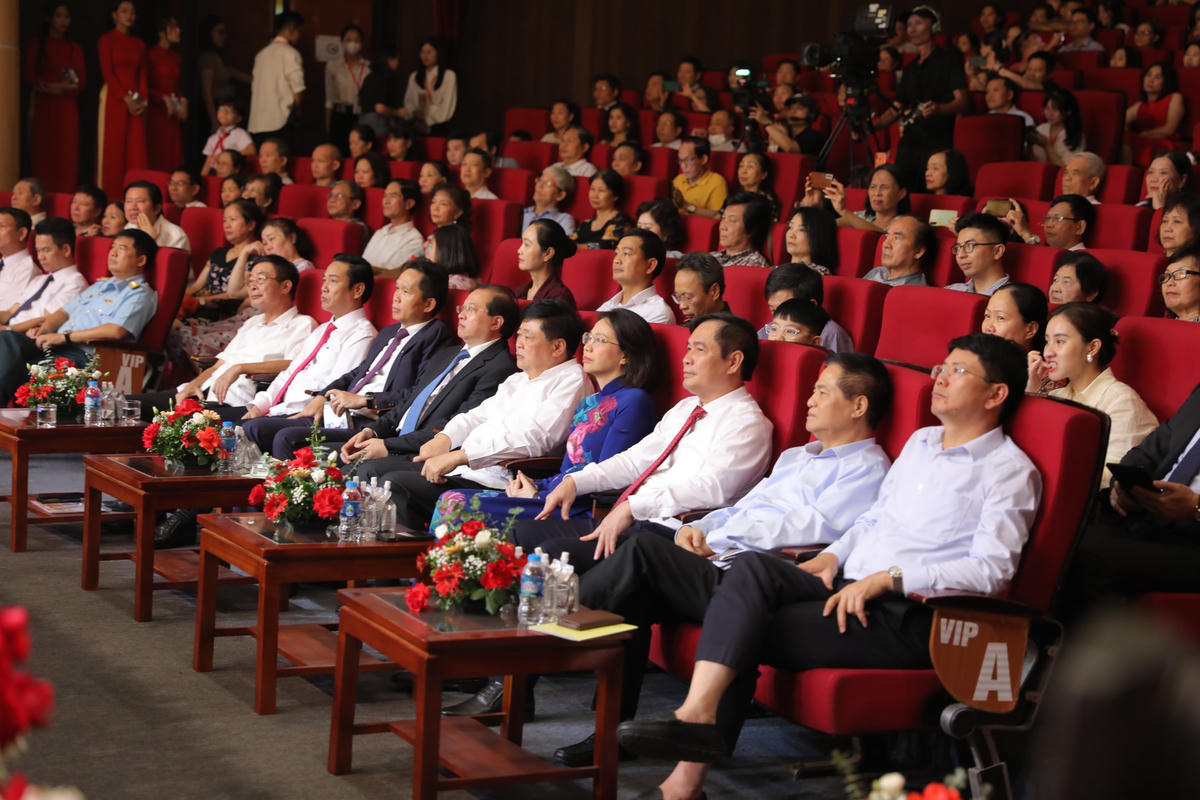 Các đại biểu tham dự chương trình.