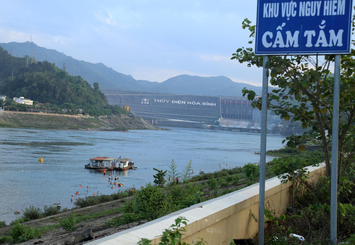 Khu vực có biển báo và phao cảnh báo mực nước nguy hiểm nhưng nhiều người dân vẫn tập trung tắm đông.