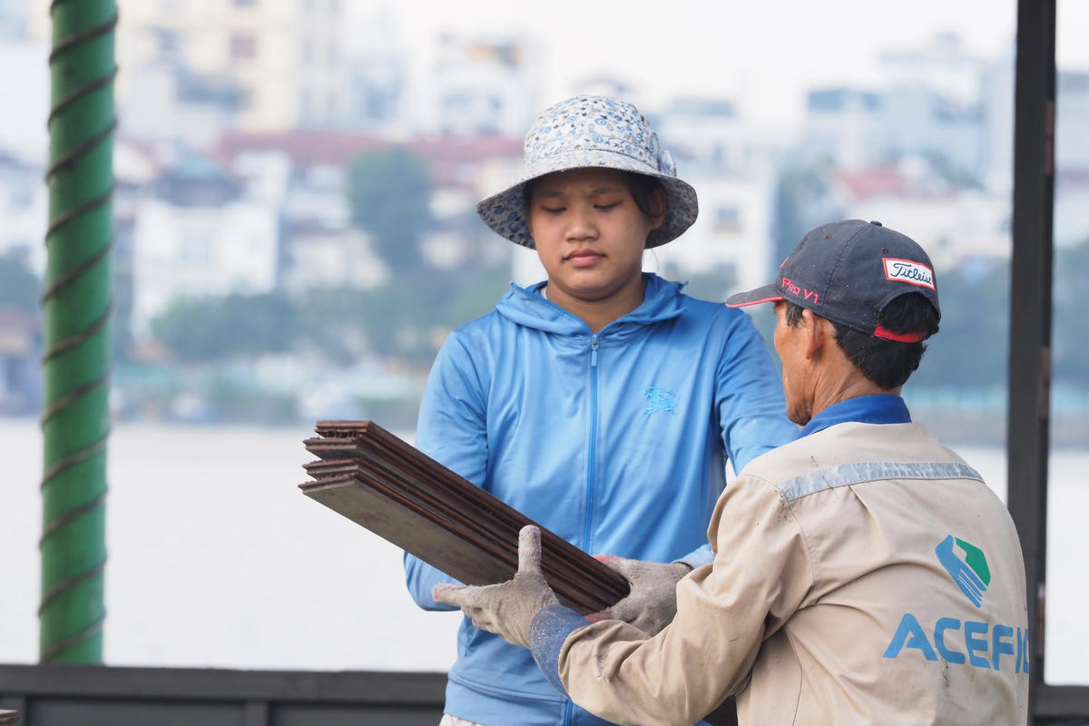 Đến năm 2017, TP Hà Nội yêu cầu chấm dứt hoàn toàn hoạt động kinh doanh dịch vụ, thể thao du lịch, vui chơi giải trí, nuôi trồng khai thác thủy sản ở Hồ Tây.
