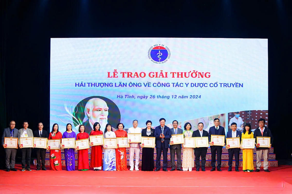 Trao Giải thưởng Hải Thượng Lãn Ông về công tác y dược học cổ truyền lần thứ 7 và thứ 8.