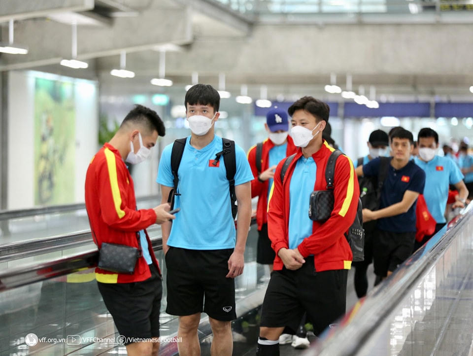 Các cầu thủ đội Việt Nam đã tới Bangkok. Ảnh: VFF.