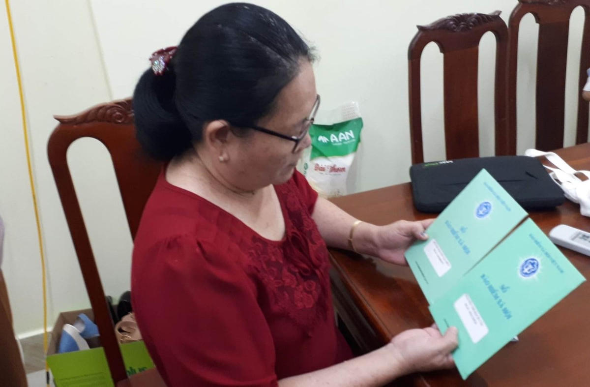 Bà Nguyễn Thị Bạch Vân, TP Trà Vinh (tỉnh Trà Vinh) vui mừng khi cầm sổ BHXH tự nguyện.