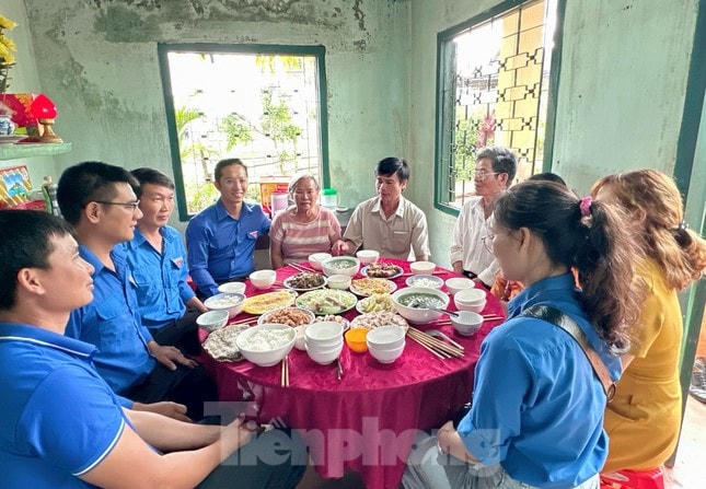 "Bữa cơm tri ân" tại nhà bà Hùng.