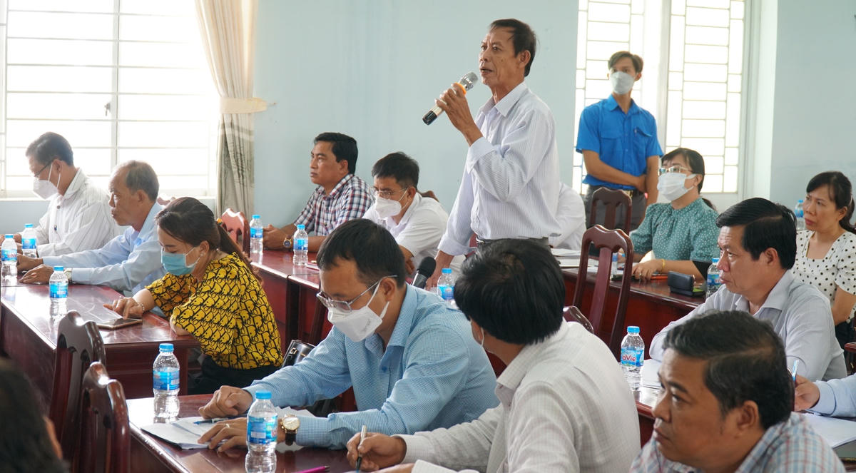 Cử tri phát biểu ý kiến tại hội nghị.