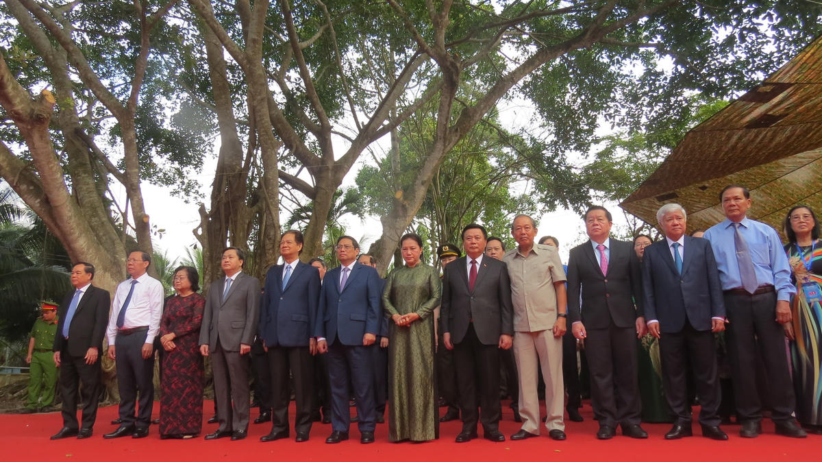 Đoàn đại biểu dành một phút tưởng nhớ, tri ân đồng chí Huỳnh Tấn Phát.