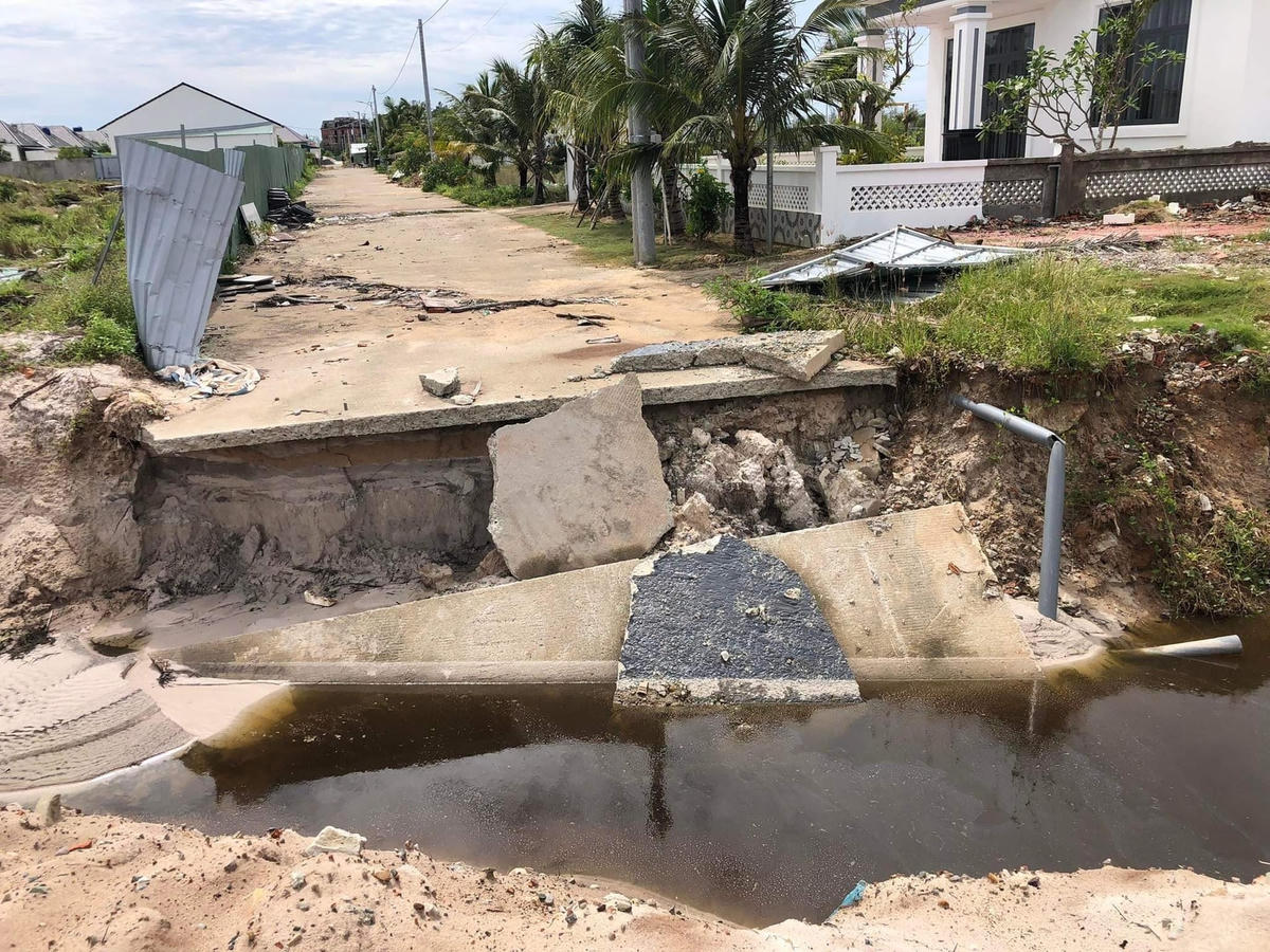 UBND xã Dương Tơ cho thời hạn 2 ngày để phá dỡ tường rào, đường bê tông tại khu biệt thự không phép. (Ảnh: CTV).