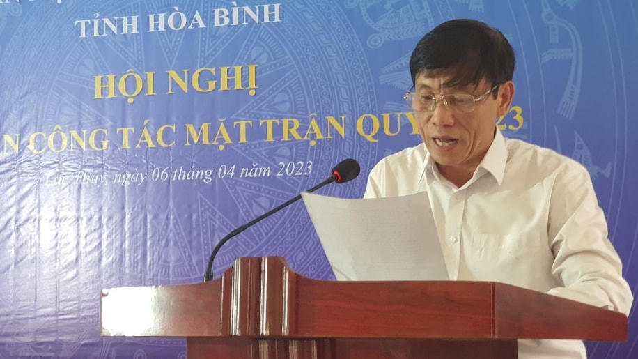 Ông Trần Đức Trường - Phó Chủ tịch Ủy ban MTTQ Việt Nam tỉnh Hòa Bình phát biểu tại Hội nghị.  