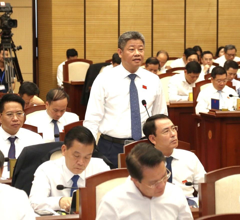 Phó Chủ tịch UBND TP Hà Nội Nguyễn Mạnh Quyền trả lời chất vấn.