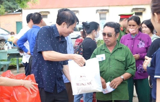 Lãnh đạo Công an tỉnh và đoàn công tác trao tặng quà cho người dân xã Đắk Som, huyện Đắk Glong.