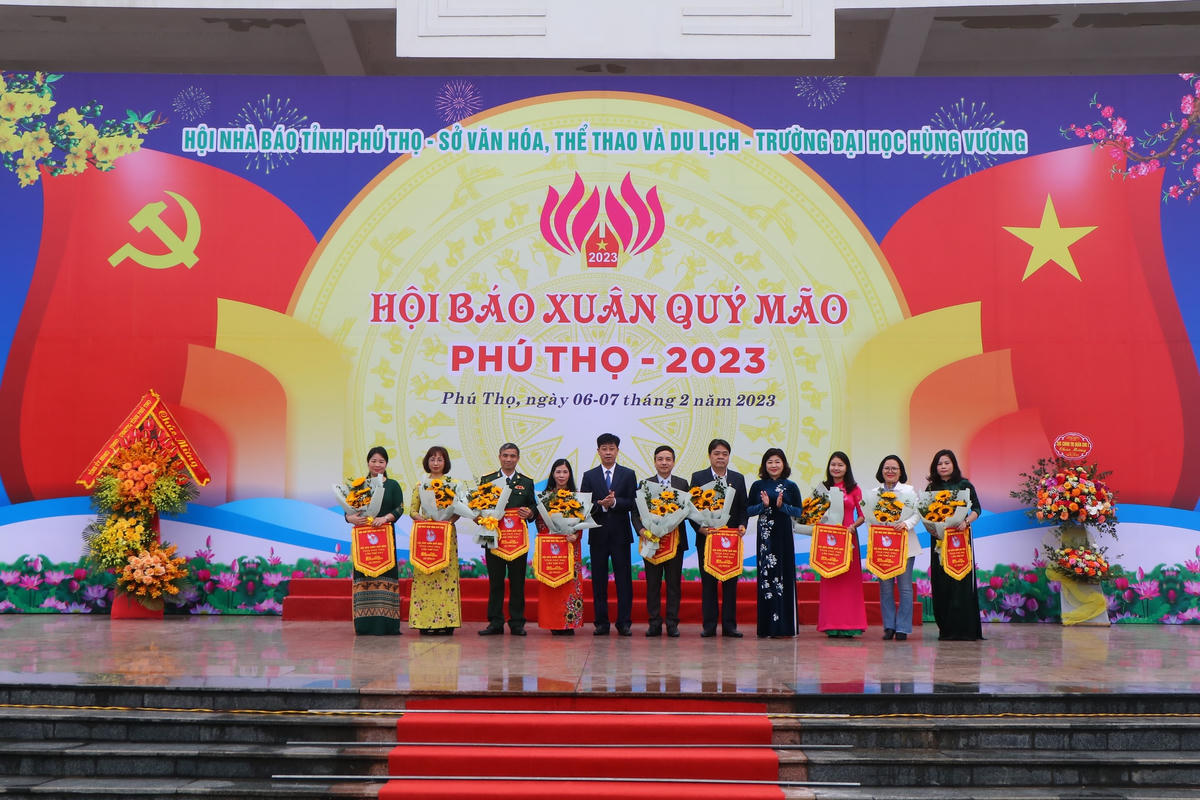 Ban tổ chức trao cờ, hoa cho các đơn vị tham gia Hội báo xuân