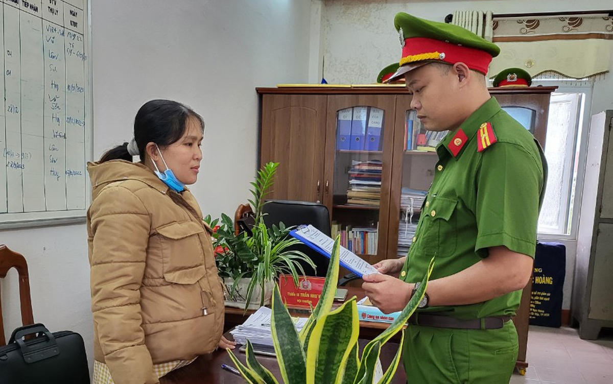 Đối tượng Dương Thị Huỳnh Nga tại cơ quan công an.