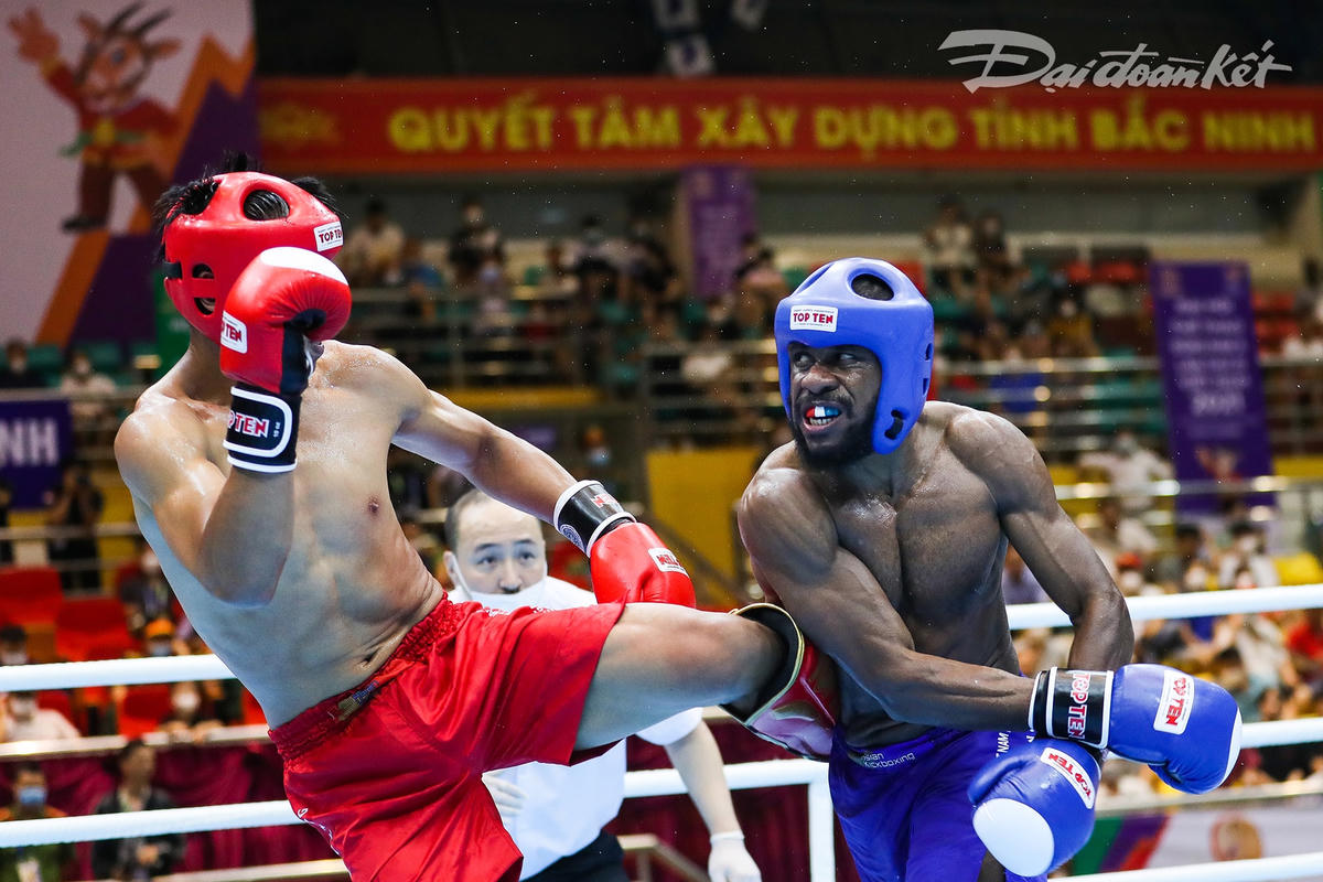 Võ sĩ Antonio Honorio-Banario của đội Philippines (đỏ) và võ sĩ Tanoi Yermias-Yohanes đội Indonesia (xanh) ở nội dung Low Kick, hạng cân dưới 71 kg với tỷ số 3-0.