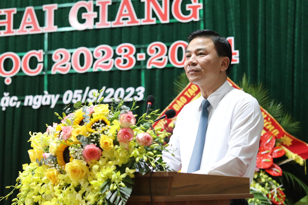 Ông Đỗ Trọng Hưng, Bí thư Tỉnh ủy Thanh Hóa mong muốn, trong năm học mới, nhà trường tiếp tục phát huy những thành tích đã đạt được, đồng thời, đổi mới phương pháp dạy và học để học sinh tiếp thu kiến thức có chiều sâu và khoa học.