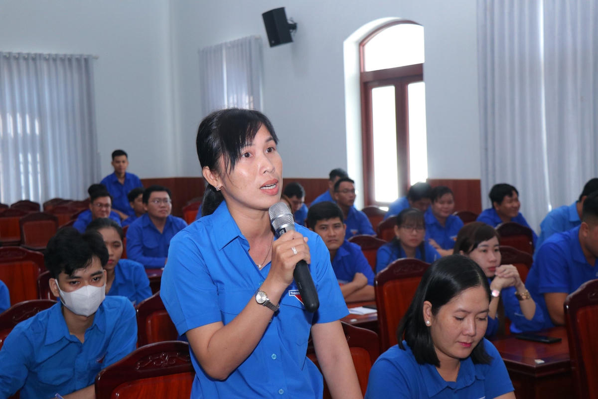 Đoàn viên đặt câu hỏi với Chủ tịch UBND tỉnh về những giải pháp nào để thu hút doanh nghiệp trong và ngoài tỉnh đến đầu tư tại tỉnh để giải quyết việc làm cho đoàn viên, thanh niên trong tỉnh.
