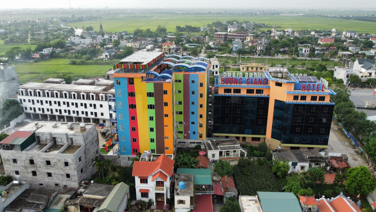 "Quần thể" công trình gồm biệt thự liền kề, trường học xây dựng trái phép ở xã Vũ Lạc. 