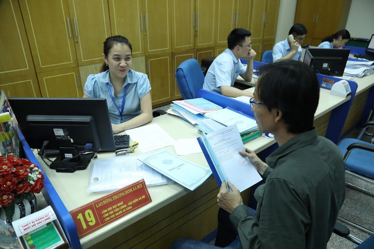 Trong khi chưa cải cách chính sách tiền lương đối với cán bộ công chức, viên chức thì tăng lương cơ sở là phương án trước mắt. Ảnh: Quang Vinh.
