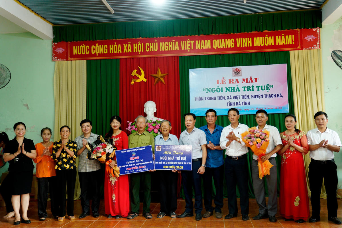 Nhân dịp này, Phó Chủ tịch Thường trực Ủy ban MTTQ tỉnh Thái Ngọc Hải, lãnh đạo huyện Thạch Hà và các cơ quan, đoàn thể trên địa bàn huyện cũng đã tặng nhiều phần quà ý nghĩa cho nhà văn hóa cộng đồng - ngôi nhà trí tuệ thôn Trung Tiến.