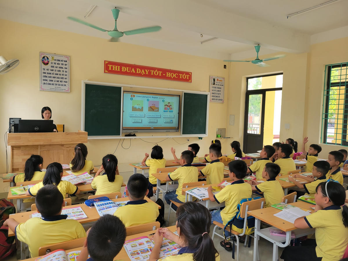 Các bạn nhỏ giơ tay, xung phong phát biểu các câu hỏi của cô giáo Thắm. Ảnh: Đình Minh