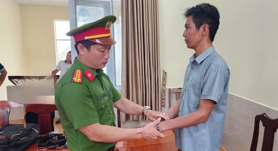 Công an thực hiện lệnh bắt Trần Quốc Anh.