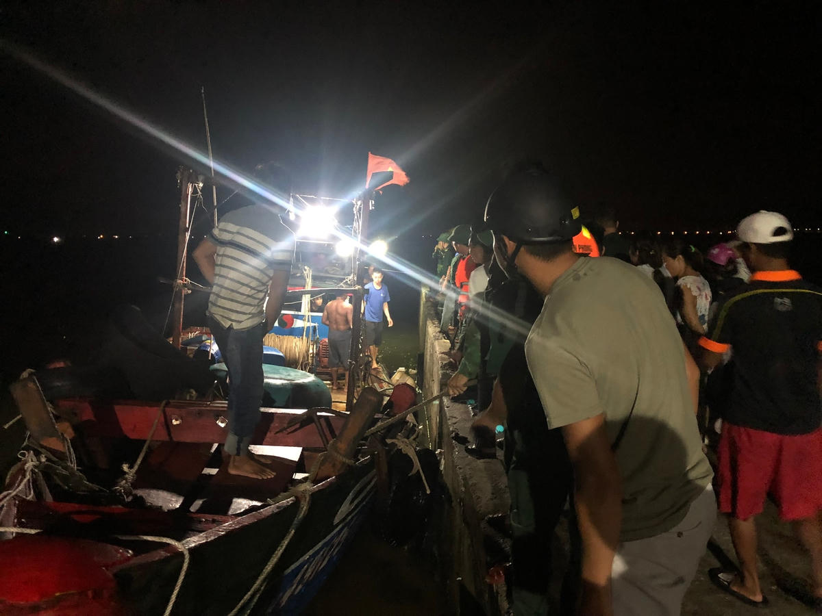 9 ngư dân gặp nạn trên biển được người dân và lực lượng chức năng ứng cứu kịp thời. Ảnh: B.T..