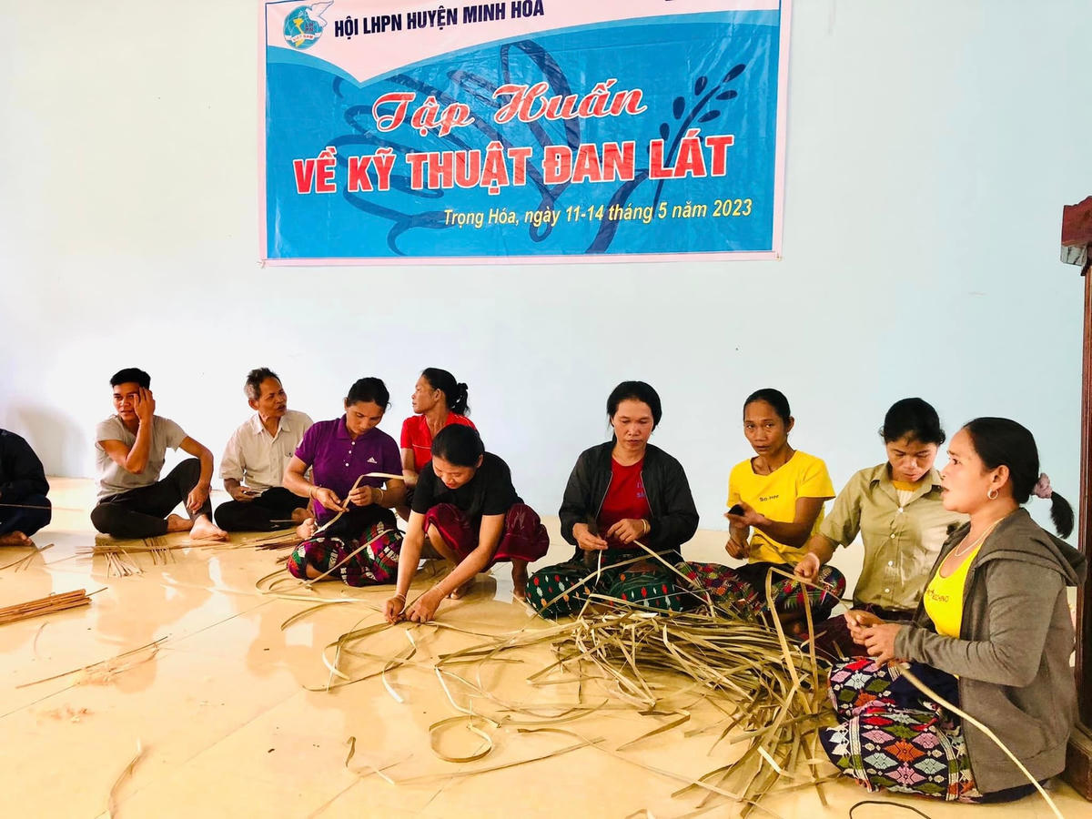 Tập huấn kỹ thuật đan lát cho đồng bào dân tộc thiểu số xã Trọng Hóa. Ảnh: Thùy Linh.