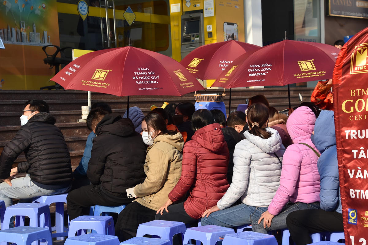 7h30, chỉ khoảng hơn chục người dân đang ngồi chờ đợi mua vàng, không có cảnh chen lấn, xô đẩy như các năm.