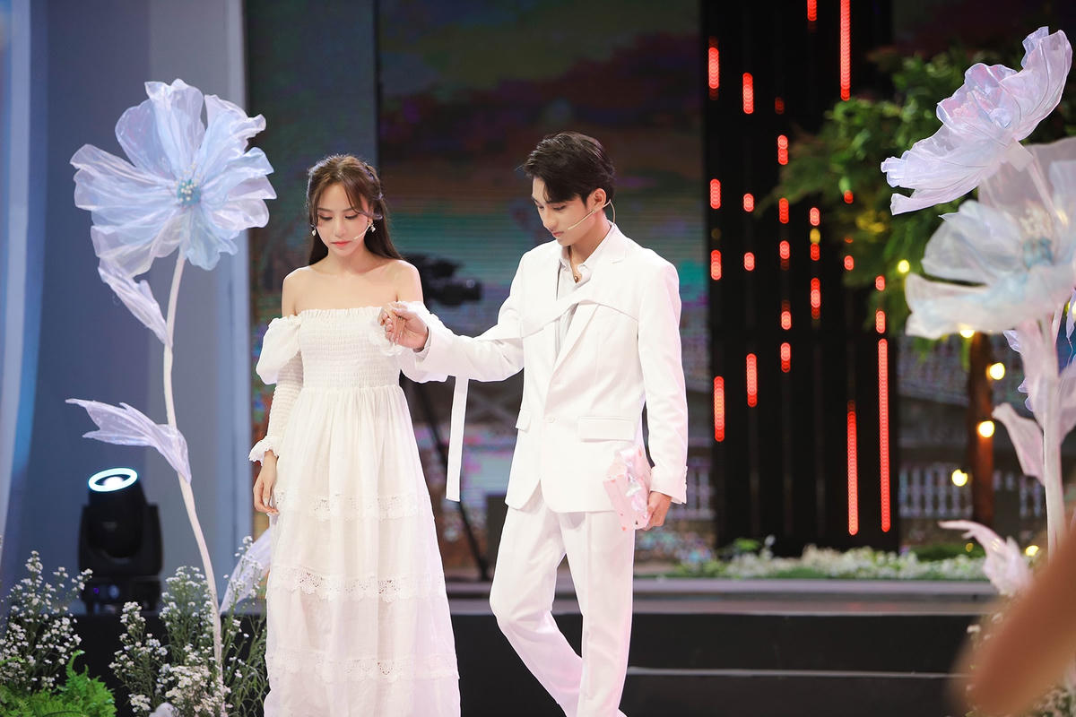 Cả 2 vô cùng đẹp đôi trong set đồ màu trắng. Ảnh: Perfect Universe.